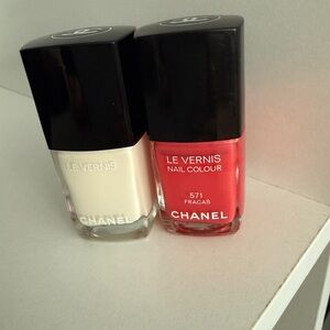 2x CHANEL Le Vernis Nail Polish, 571 Fracas, 927 Blanc Ecume